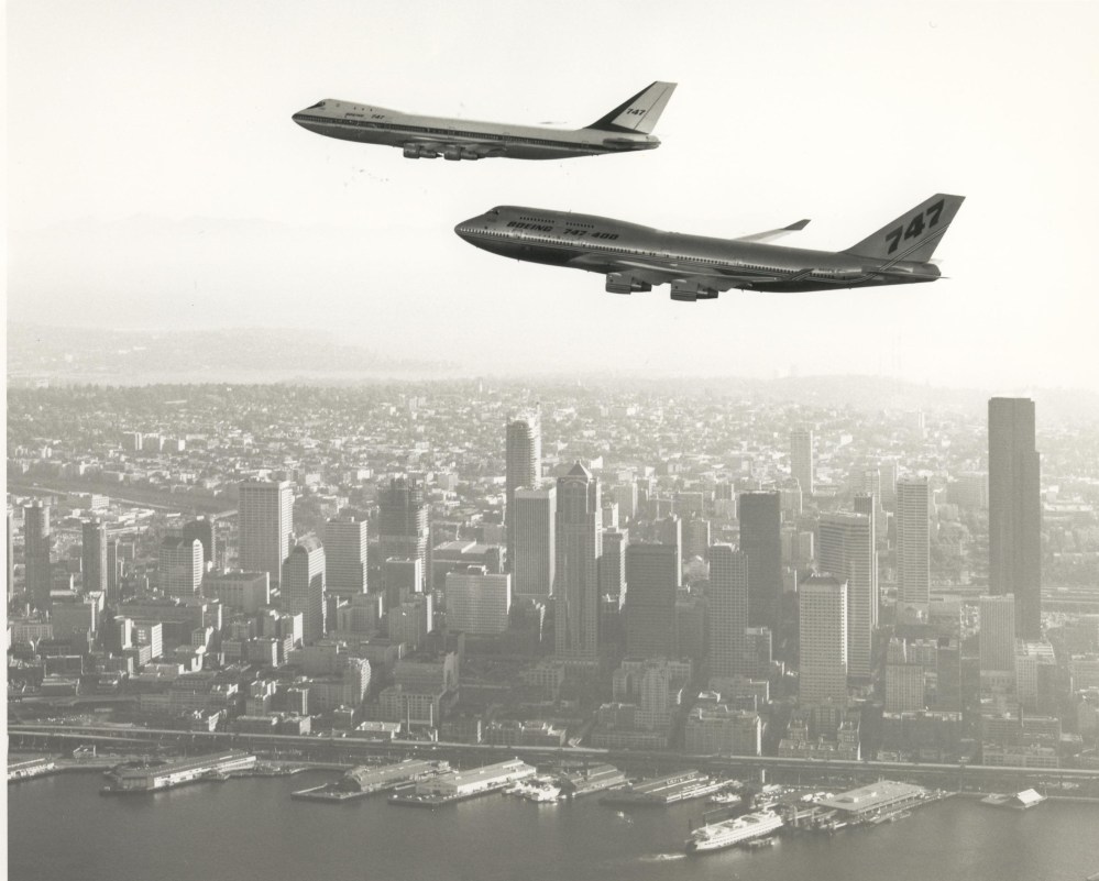 De huidige afbeelding heeft geen alternatieve tekst. De bestandsnaam is: 32733-boeing-747-protot-en-1st-747-4-over-seatlle-wash.-300988-scan10008.jpg