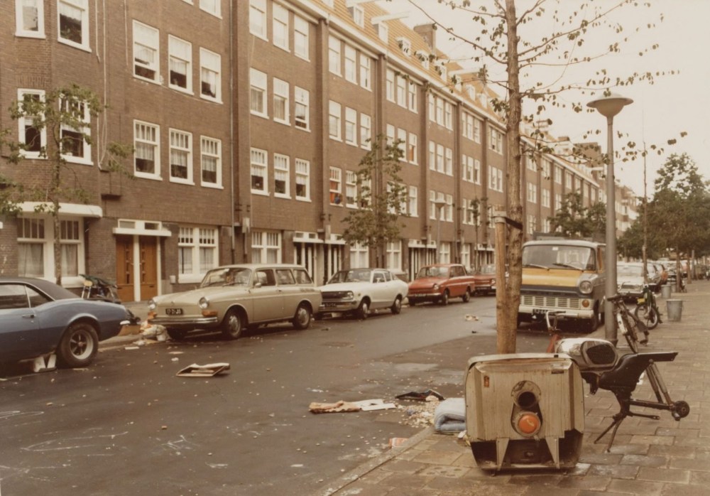 De huidige afbeelding heeft geen alternatieve tekst. De bestandsnaam is: amsterdam-straat-met-vuil-in-de-jaren-70.img_3134.jpg