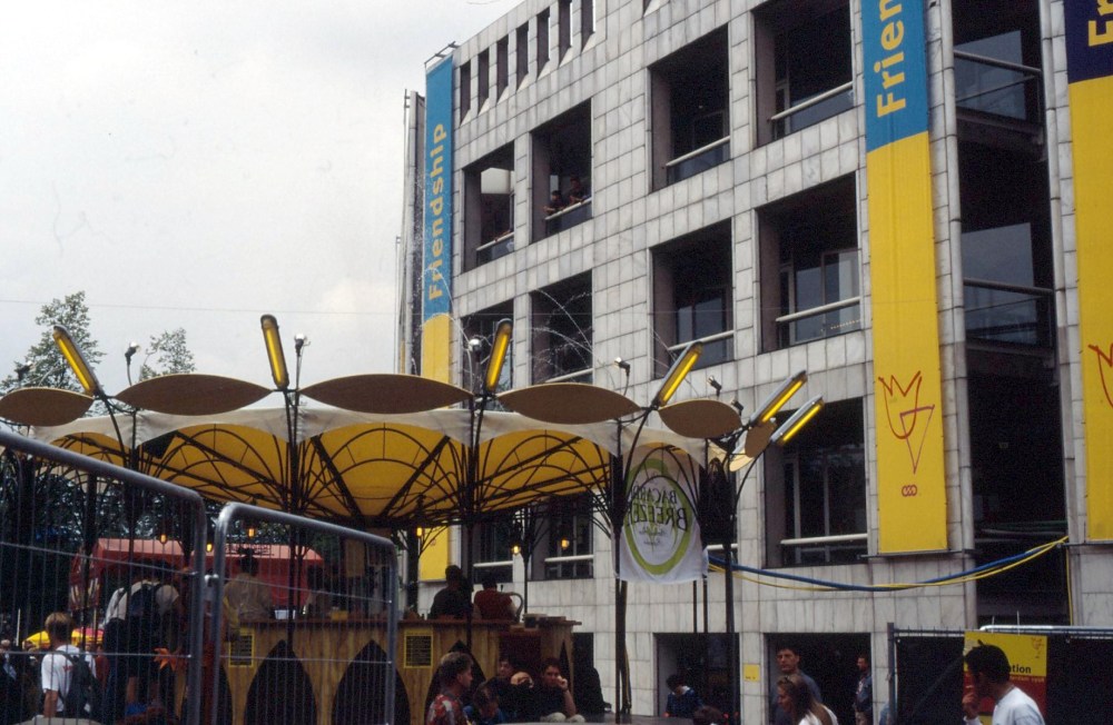 De huidige afbeelding heeft geen alternatieve tekst. De bestandsnaam is: aoa-02-amsterdam-010898-stopera-terras-met-fontein-scan10735.jpg