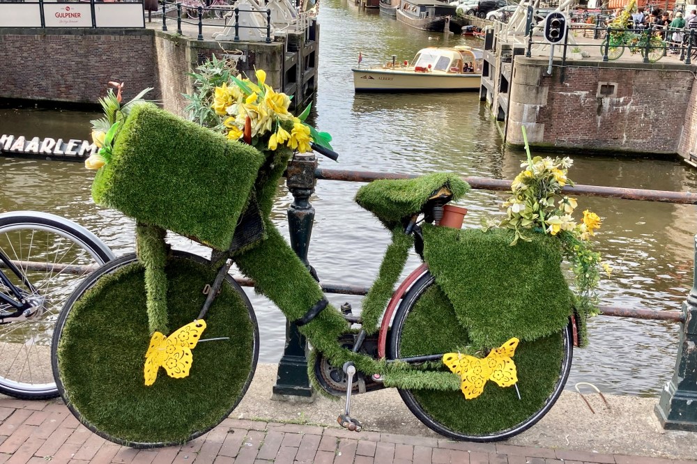 De huidige afbeelding heeft geen alternatieve tekst. De bestandsnaam is: fiets-op-brug-singel-.jpg