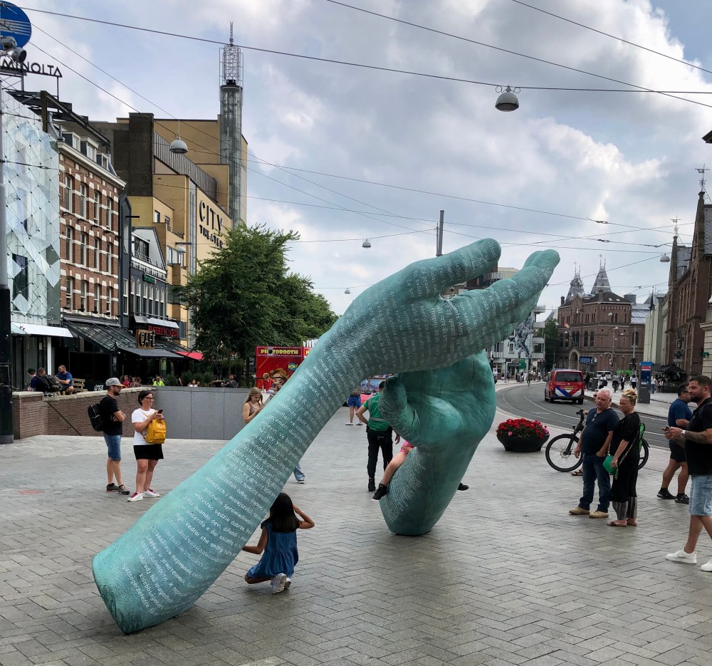 De huidige afbeelding heeft geen alternatieve tekst. De bestandsnaam is: monument-peter-r-de-vries-op-leidseplein-img_6874.jpg