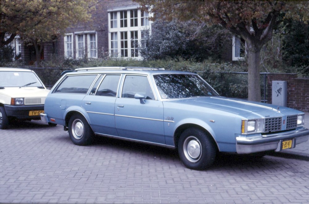 De huidige afbeelding heeft geen alternatieve tekst. De bestandsnaam is: oldsmobile-cutlass-cruiser-estate-300485-ama25-scan10148.jpg