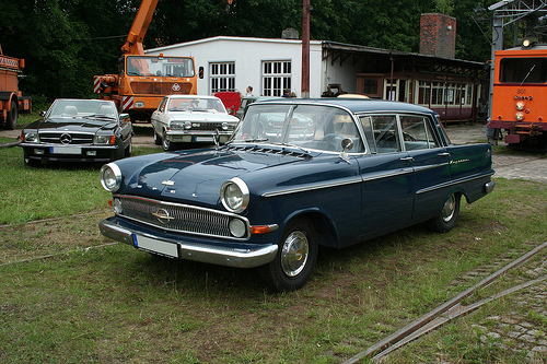 De huidige afbeelding heeft geen alternatieve tekst. De bestandsnaam is: opel-kapitan-1960-blue.jpg