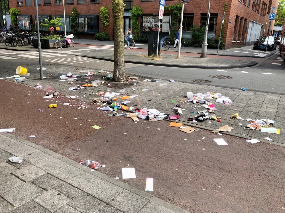 De huidige afbeelding heeft geen alternatieve tekst. De bestandsnaam is: troep-in-de-jodfenbreestraat-img_2565.jpg