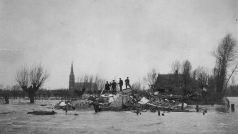 De huidige afbeelding heeft geen alternatieve tekst. De bestandsnaam is: april-1926-watersnood.jpg