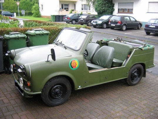 De huidige afbeelding heeft geen alternatieve tekst. De bestandsnaam is: trabant-open-jeepachtige.jpg