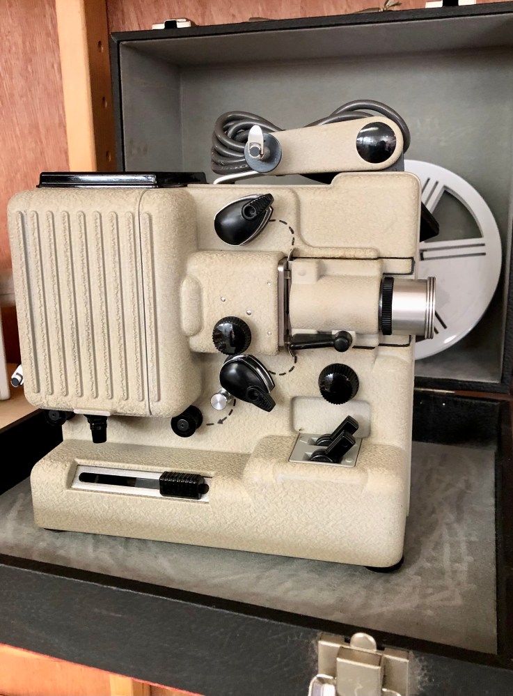 De huidige afbeelding heeft geen alternatieve tekst. De bestandsnaam is: filmprojector-img_7648.jpg