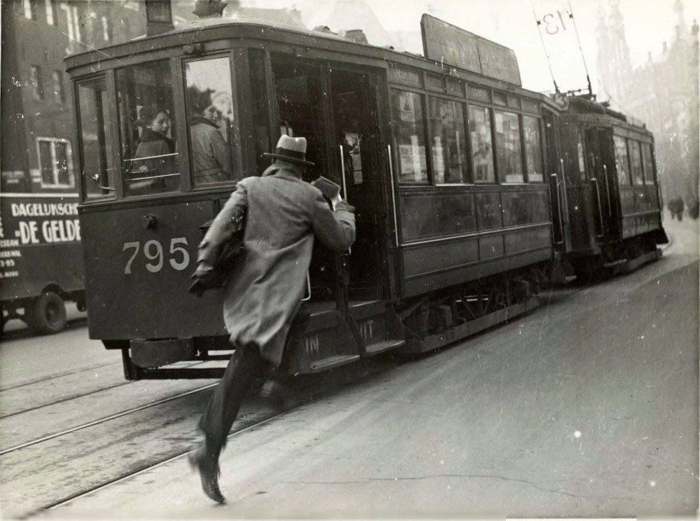 De huidige afbeelding heeft geen alternatieve tekst. De bestandsnaam is: amstrerdam-rennen-achter-de-tram-aan.-man-in-pak-met-hoed-img_5487.jpg