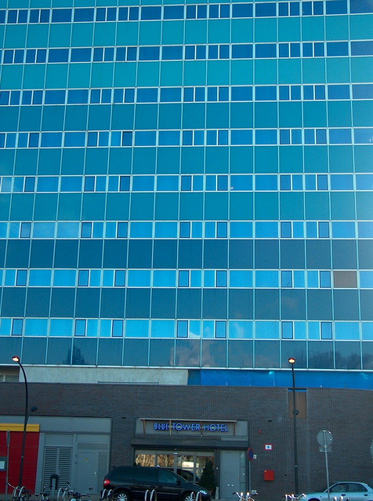 De huidige afbeelding heeft geen alternatieve tekst. De bestandsnaam is: bos-en-lommer-beelden-blue-tower-hotel-buiten-141107-014.jpg