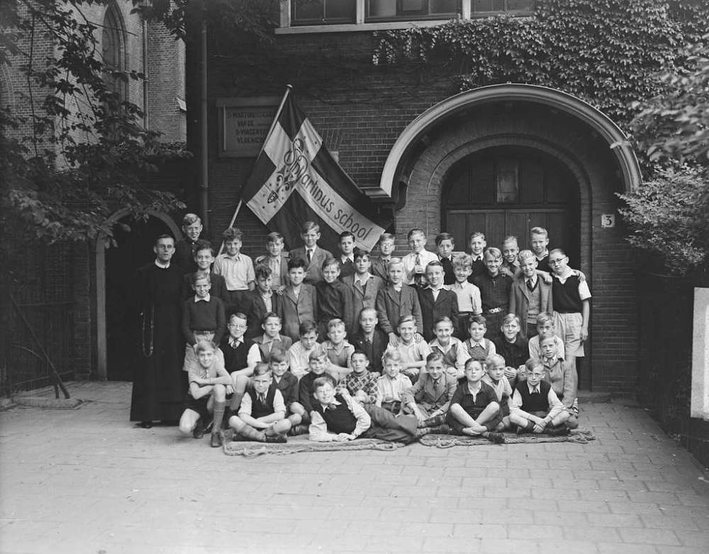 De huidige afbeelding heeft geen alternatieve tekst. De bestandsnaam is: st.martinusschool-zuid-leerlingen-jaren-50.jpg